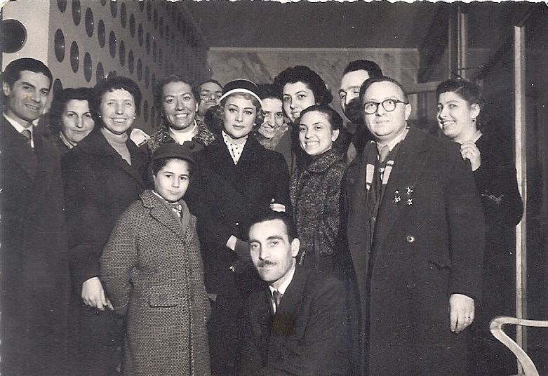 1956 Martin Carol durante le riprese  di un film presso la sede di C.so Italia 56 a Milano